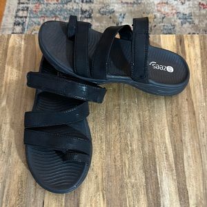 BZEES Joyride Black Strappy Slide In Toe Loop Sandals
